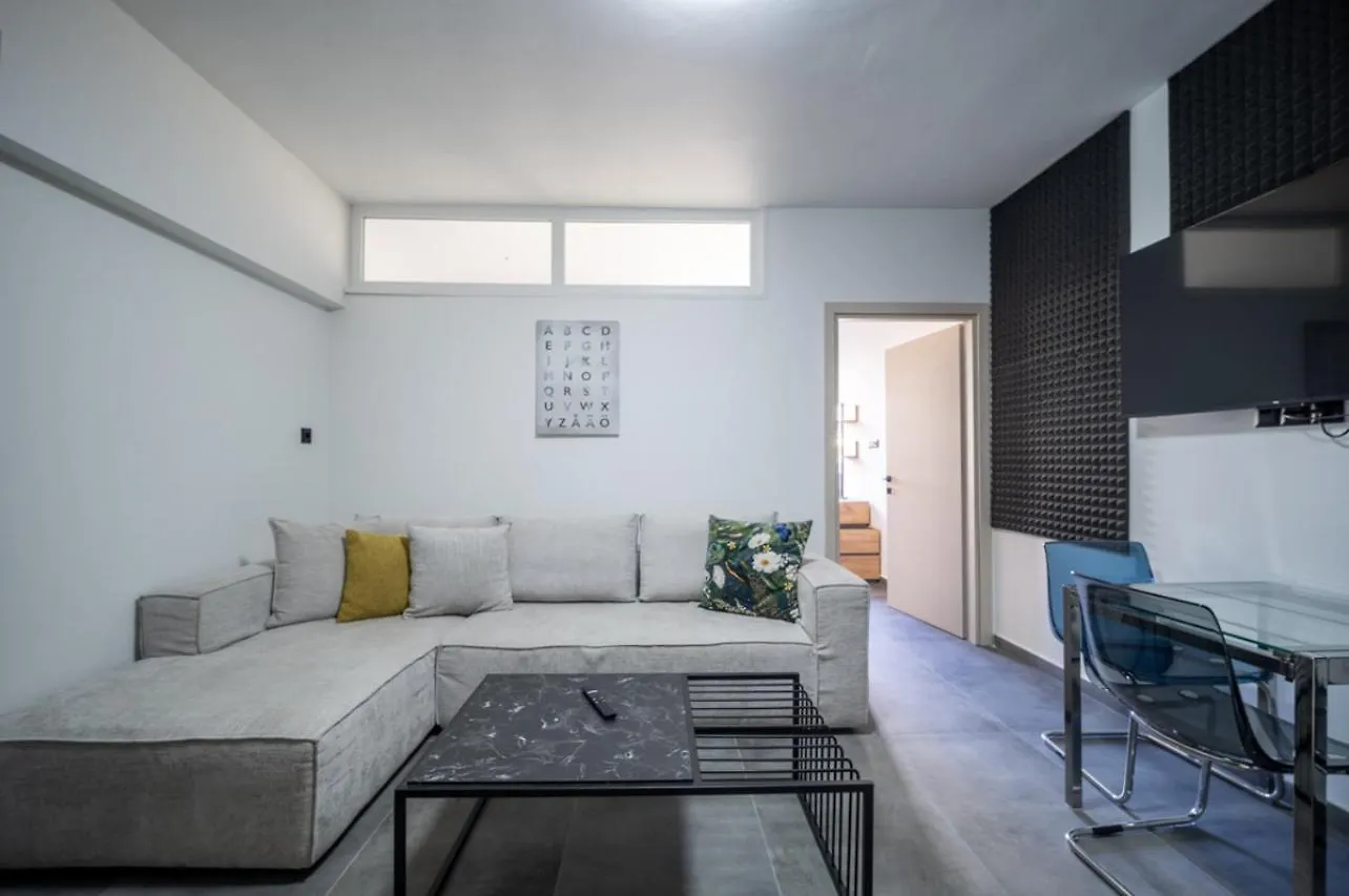 Exclusive Ladadika Apartment 2 contacts